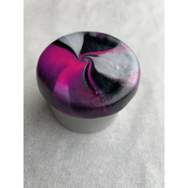 Dose mit Deckel in Schwarz, Magenta und Silber