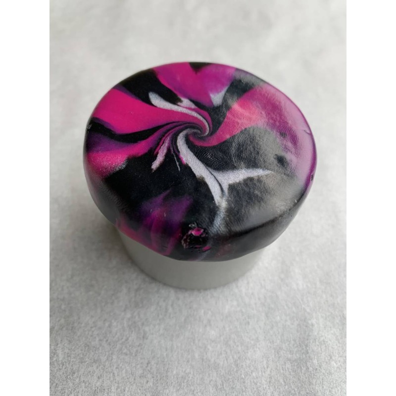 Dose mit Deckel in Magenta, Schwarz und Silber