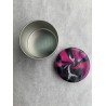 Dose mit Deckel in Magenta, Schwarz und Silber