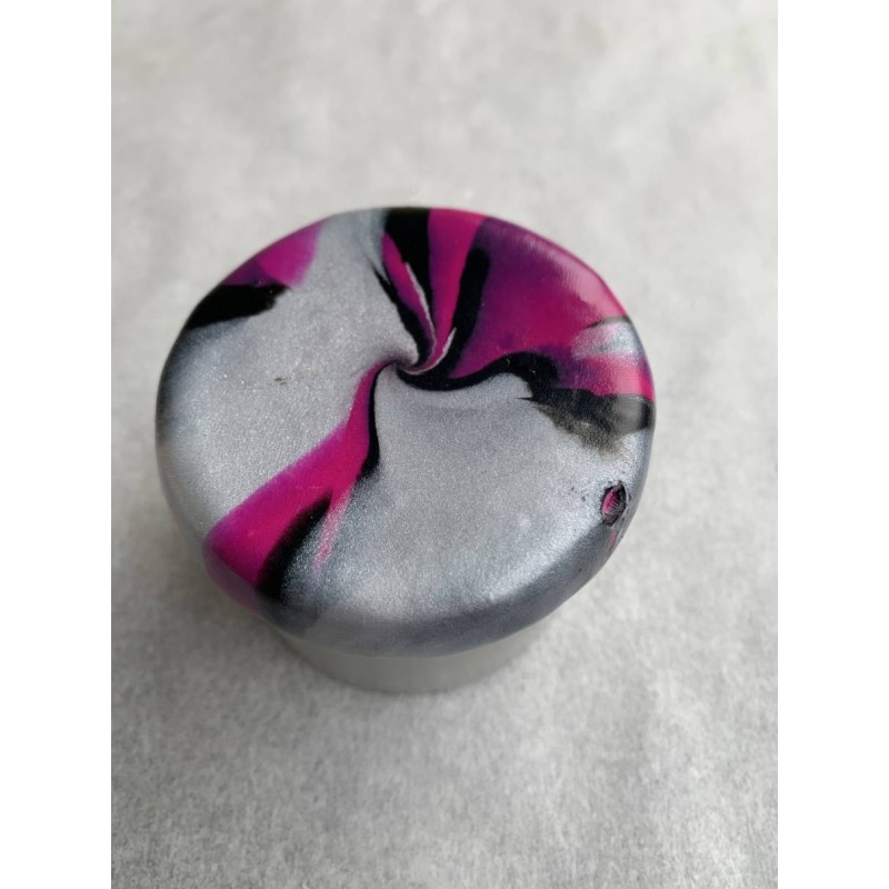 Dose mit Deckel in Silber, Magenta und Schwarz