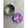 Dose mit Deckel in Magenta, Blau und Weiss