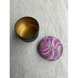 Dose mit Deckel in Magenta, Weiss, Violett und Saftgrün