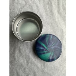 Dose mit Deckel in Marine, Smaragd und Babyblaumetallic