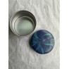 Dose mit Deckel in Marine, Smaragd und Babyblaumetallic