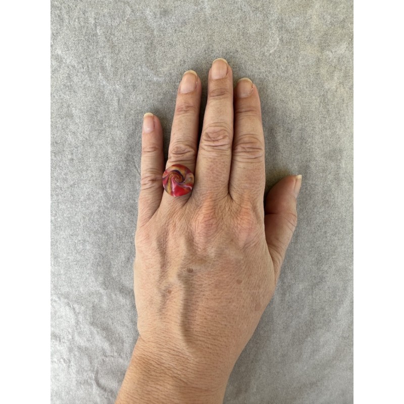 Runder Fingerring in Rot, Goldmetallic, Violett und Champagner